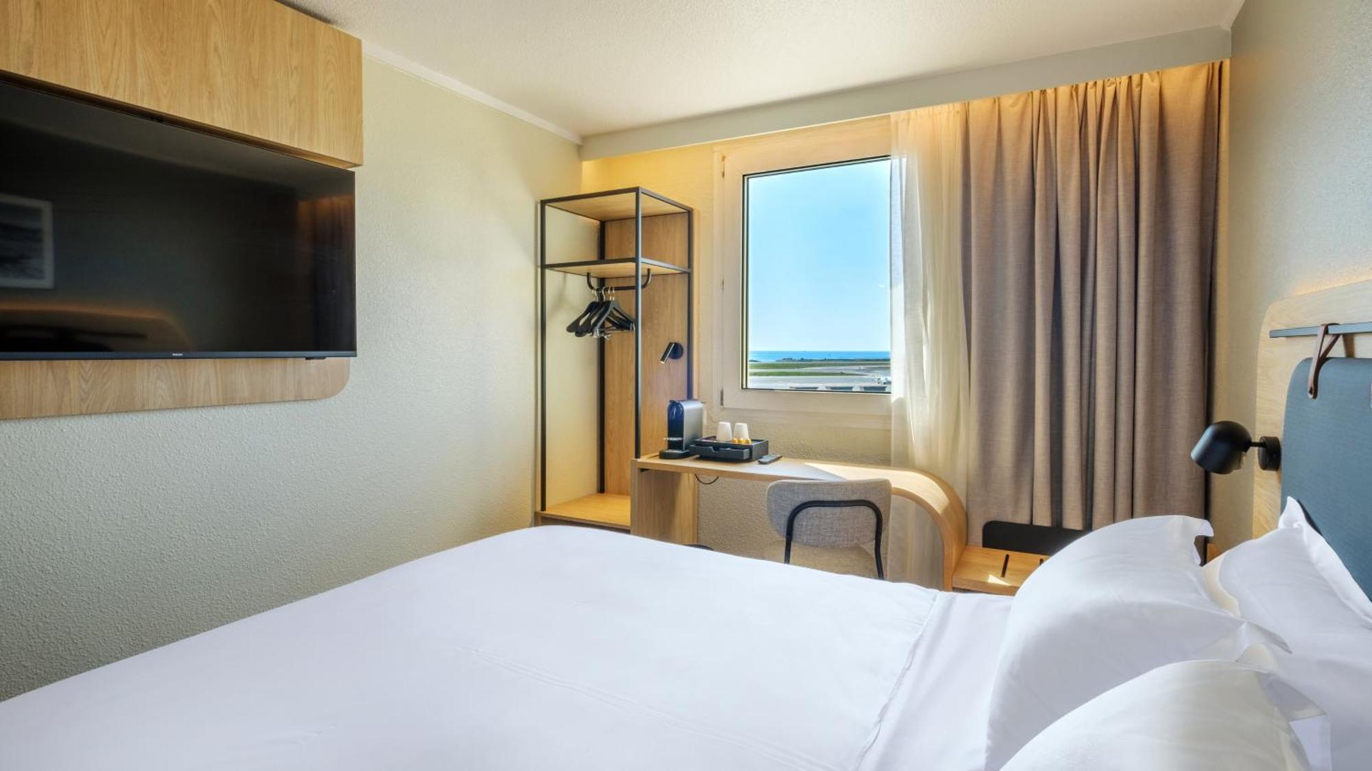 Superior Room 1 King Bed