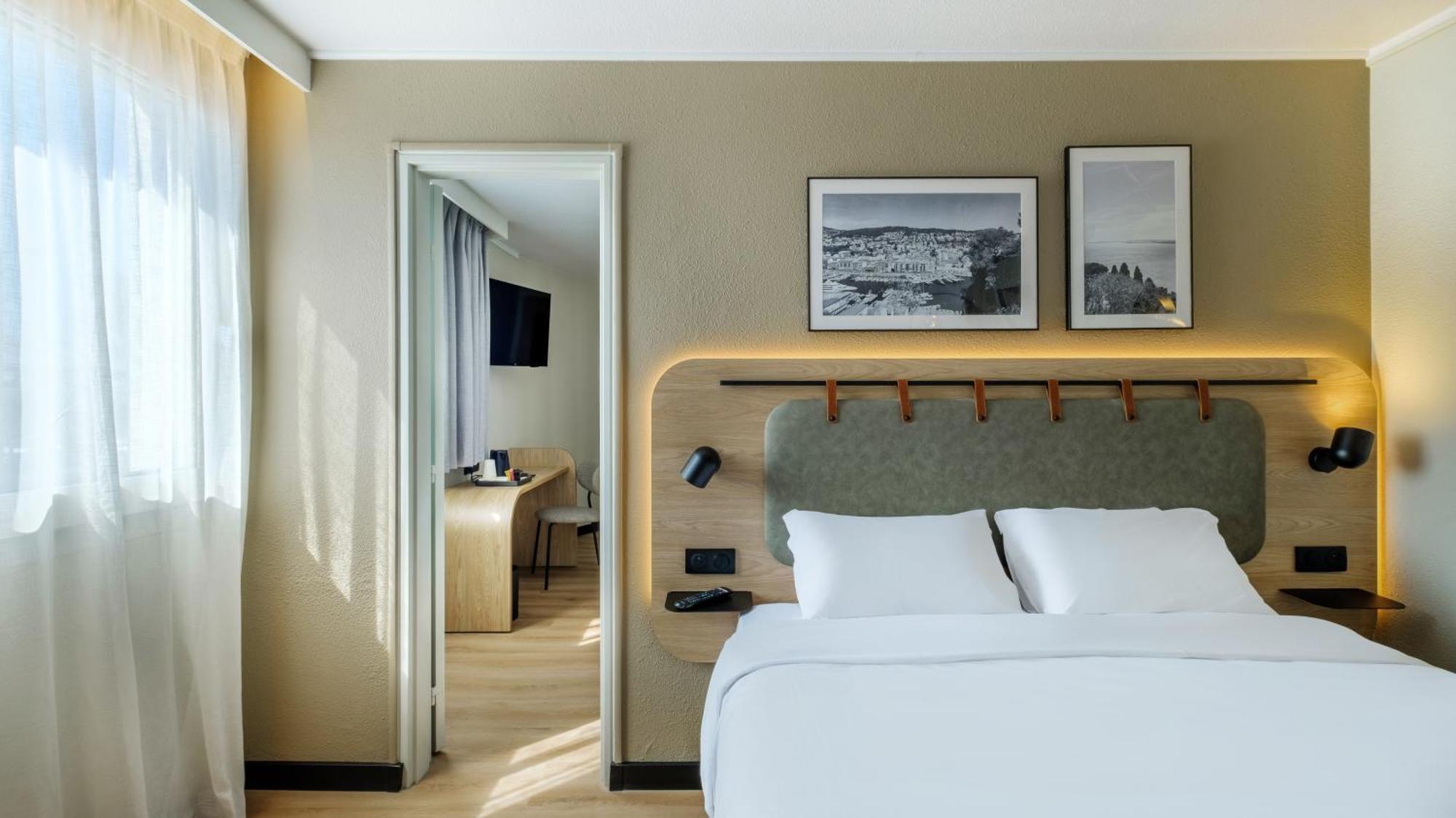 Junior Suite 1 Queen Bed 1 Sofa Bed Double