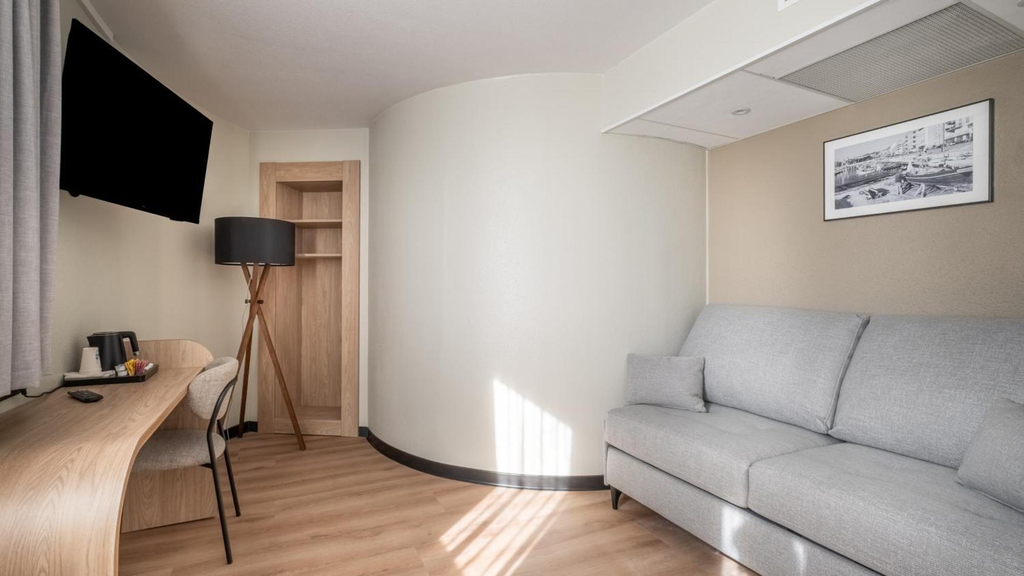 Junior Suite 1 Queen Bed 1 Sofa Bed Double